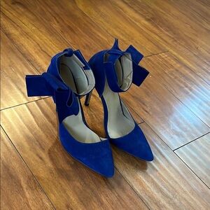 Sophisticated Blue Heels with Ankle Straps and Bow Details